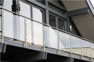 Klarglas mit Klemmhaltern